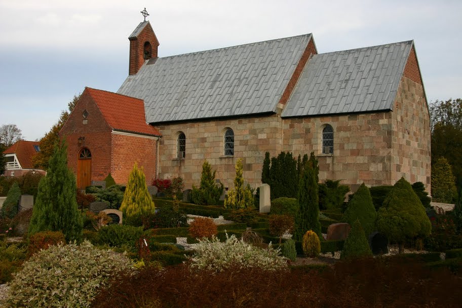 Ølst kirke set fra kirkegården