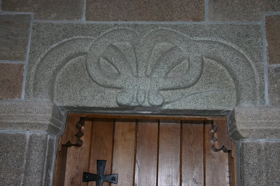 Over døren til Ølst kirke